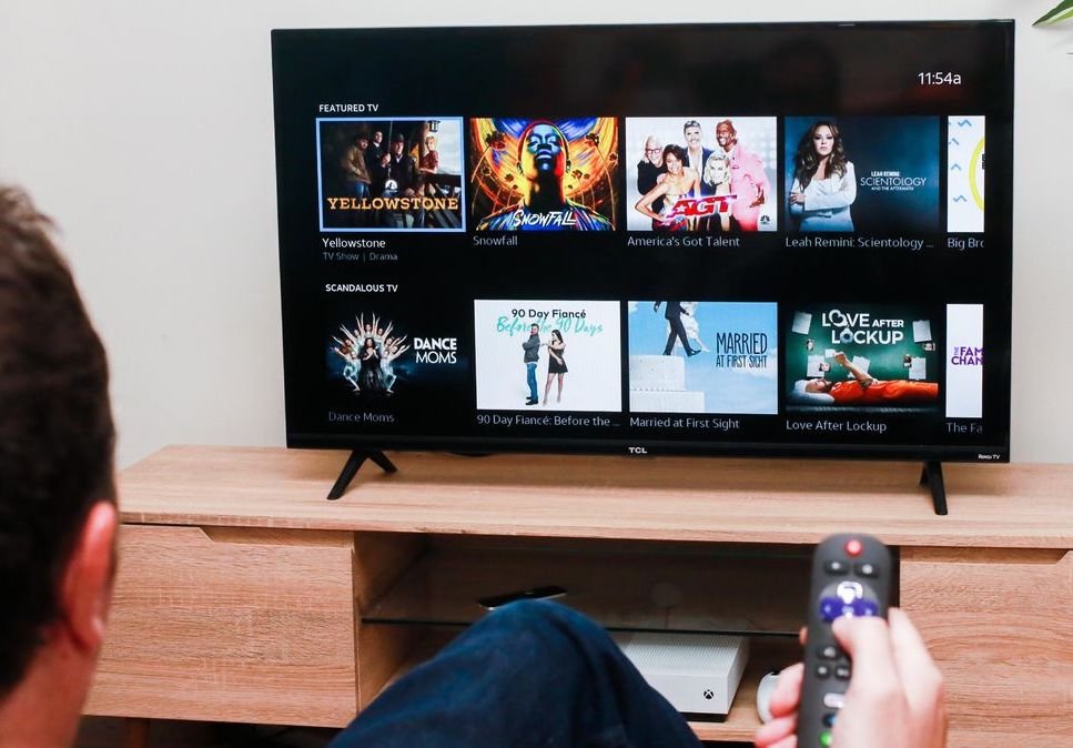 persona utilizando TV